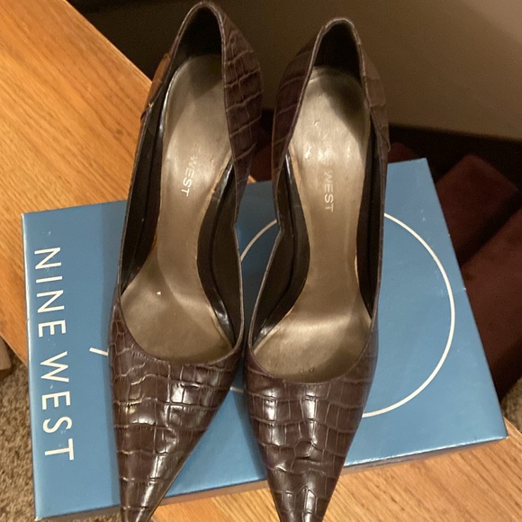 Brown crocodile pumps - Picture 2 of 5